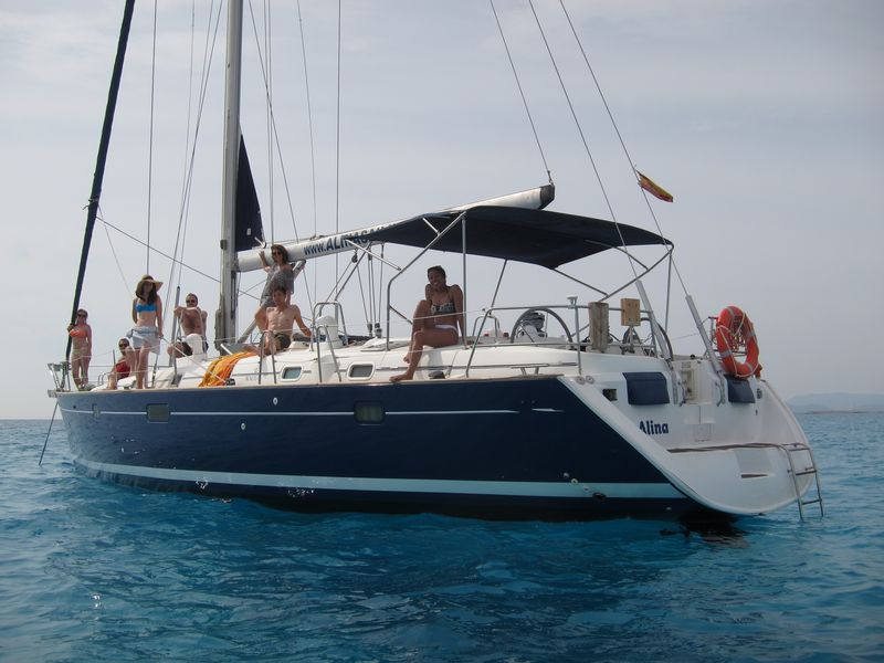Un grupo de amigos posa en la cubierta de alquiler velero Ibiza.