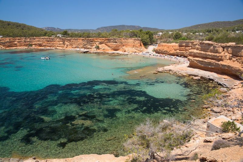 Formentera boat trips and Ibiza boat trips allow us to access beautiful places only accessible from the sea. In the picture you can see the crystal clear waters of Sa Caleta