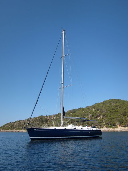 Location de yacht Ibiza ancré dans la baie