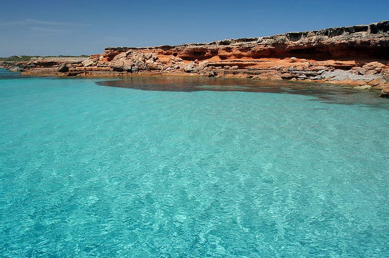 If you rent a boat in Formentera you will access places of incomparable beauty such as the North wall of Cala Saona