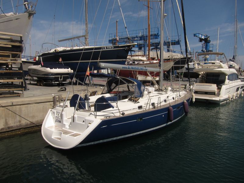 Boat rental in Ibiza: nuestro velero Alina atracado en el muelle para acometer diversos trabajos de reparación y mantenimiento