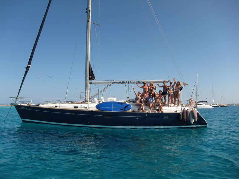 Boat trips Mar Menor to Tabarca with all your family or fiends on board our luxury sailboat Beneteau Oceanis 50 with blue hull