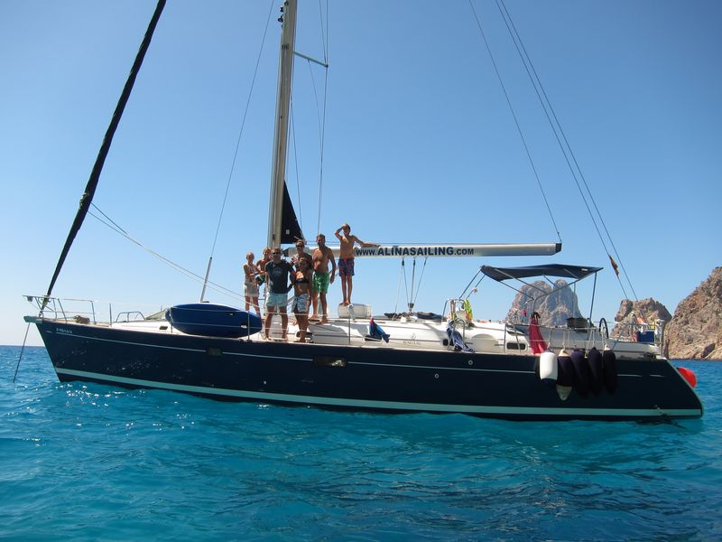 Familia italiana disfrutando de su Ibiza boat charter