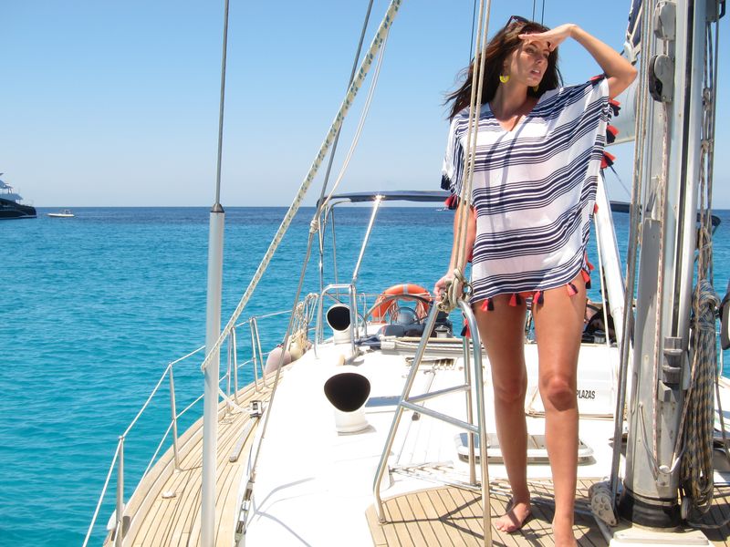 Bella modelo posa en cubierta de Ibiza boat hire models