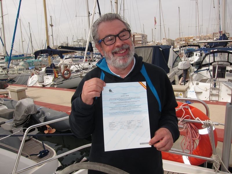 Licencia de navegación titulín es uno de los títulos náuticos más demandados en España desde la reforma legislativa que modificó el panorama de la náutica de recreo en España en el año 2014. En la imagen observamos a un alumno mostrando su título tras finalizar las prácticas.