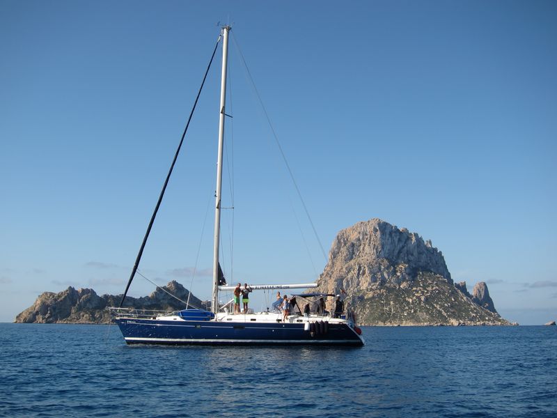 Familles italiennes profitant de leur location de bateau à Ibiza