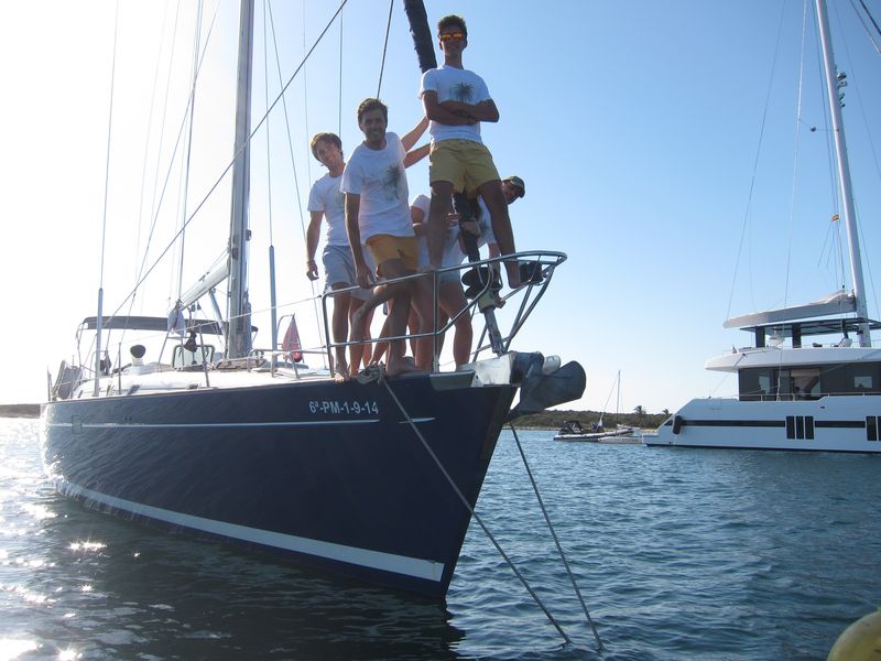 Familia disfrutando de su alquiler barco en Ibiza. El barco está amarrado a una boya en Espalmador