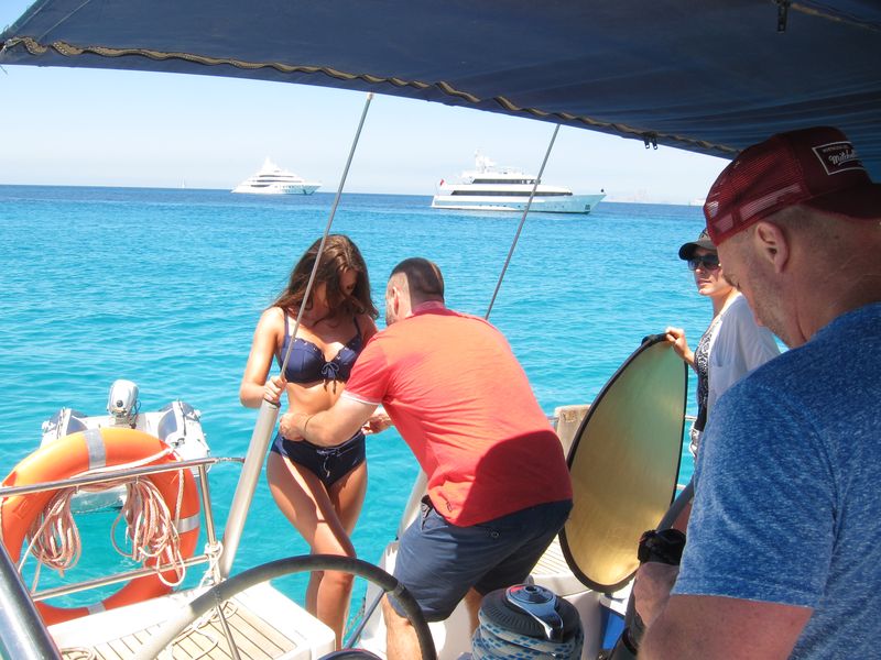 Alquiler barco Ibiza sesión fotos: un equipo de profesionales ultima los preparativos para iniciar una sesión fotográfica: Maquillaje, iluminación, vestuario y fotografía se unen para conseguir el mejor resultado