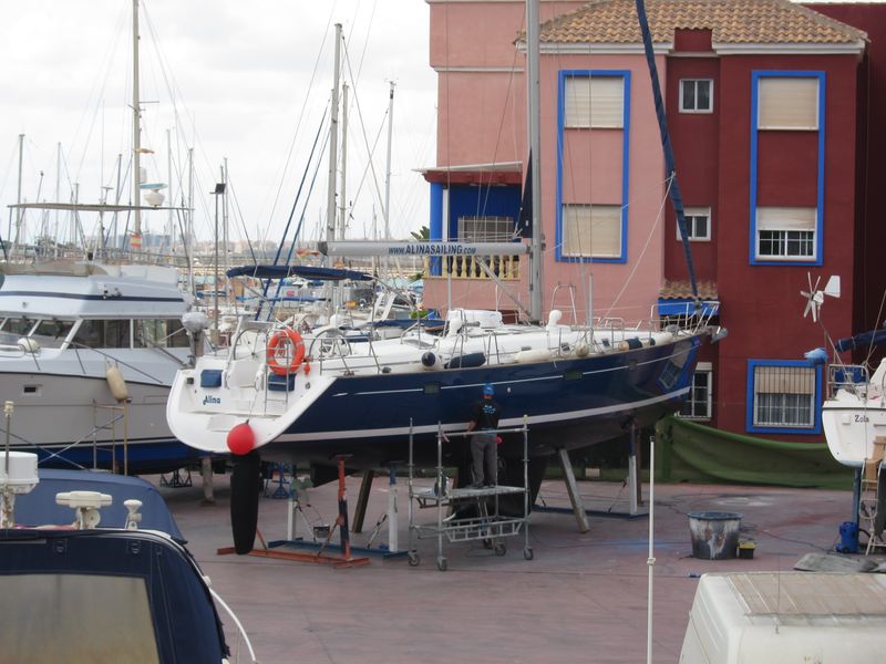 Alquiler veleros Ibiza, varada, velero Alina apuntalado en varadero