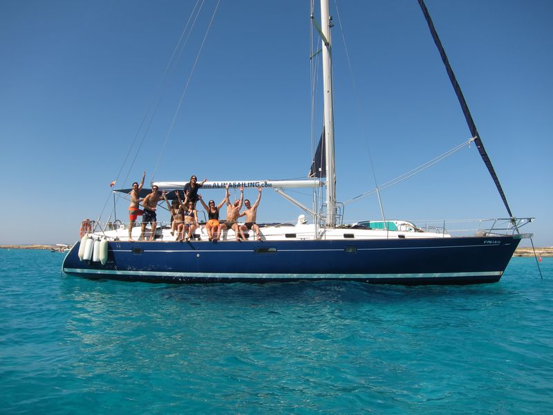 Disfruta de tu mejor paseo en barco La Manga a bordo de nuestro lujoso velero