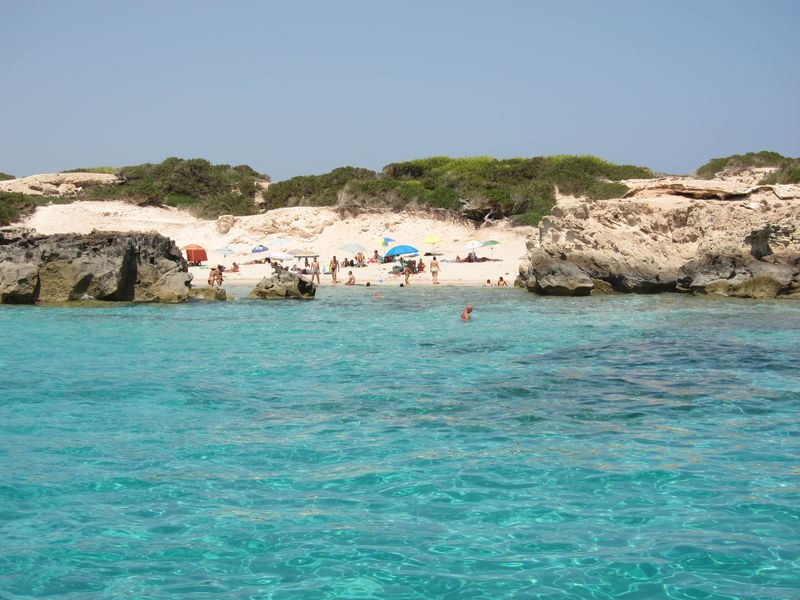 Aguas cristalinas para disfrutar desde tu charter en Ibiza. Cala Pluma, uno de los más bello lugares de Ibiza