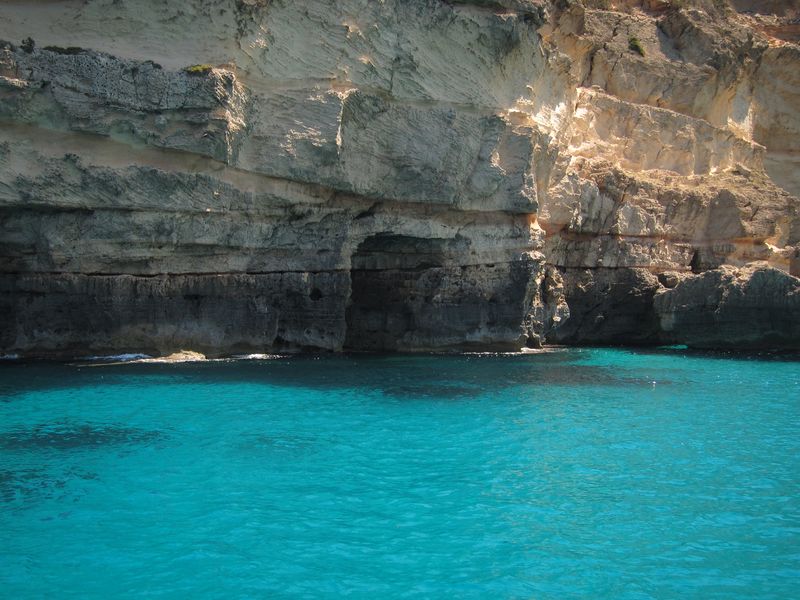 En nuestras excursiones en barco Ibiza conocerás cueva increíble. En la imagen se puede apreciar la cueva de Cala Saona, de insuperable belleza