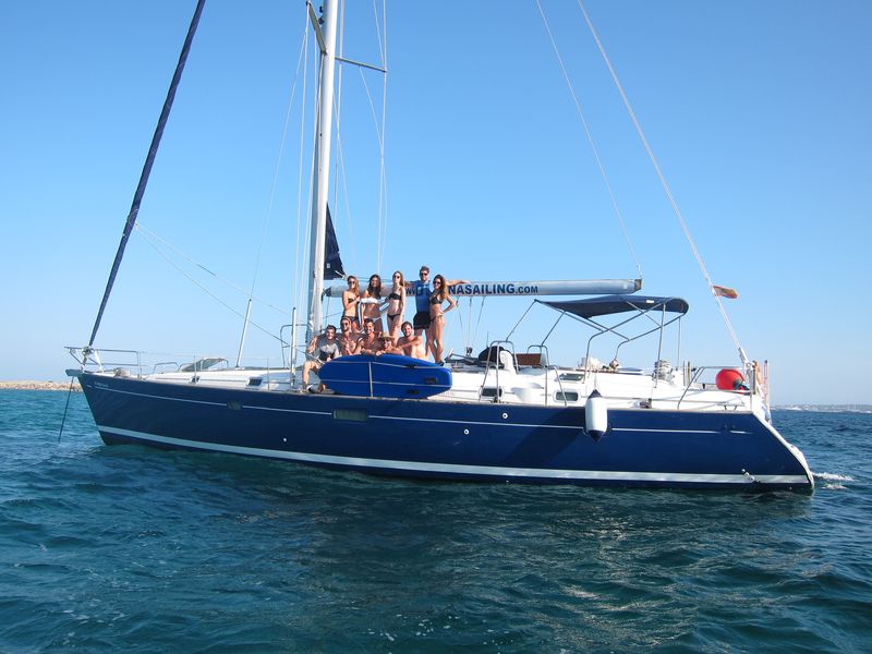 Organiza tus excursiones en barco La Manga Calpe en velero a bordo de nuestro lujoso Beneteau Oceanis 50 de casco azul