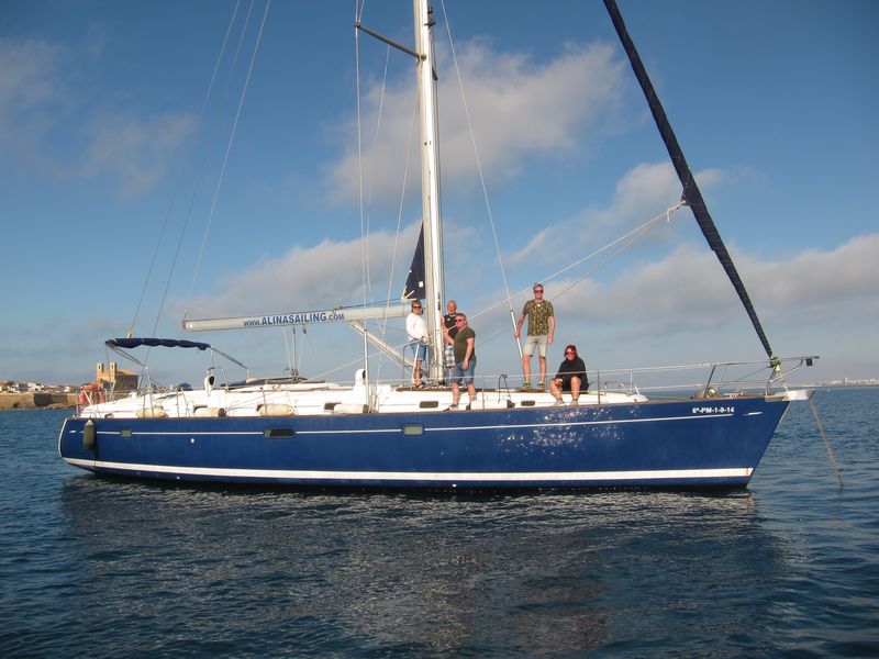 Organiza tus excursiones en barco La Manga a Cartagena a bordo de nuestro lujoso velero Beneteau Oceanis 50 de casco azul