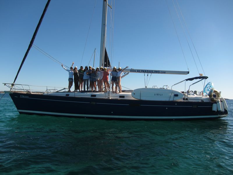 Excursiones en barco en La Manga experiencias inolvidables con tus amigos a bordo de nuestro lujoso velero Beneteau Oceanis 50 de casco azul