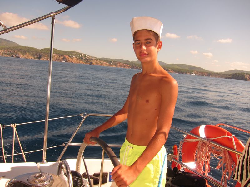Federico est un garçon très intelligent qui a été à bord d'Alina, location de bateau à Ibiza. Il est un grand pêcheur