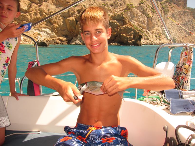 Ici on peut voir Federico et poisson, location de bateau à Ibiza
