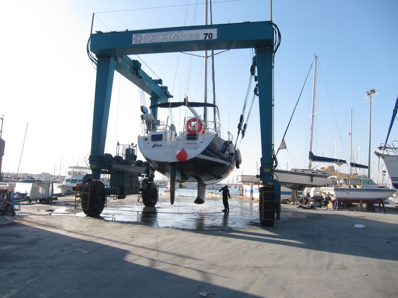 Varada de mantenimiento alquiler de veleros en Ibiza, suspensión del velero Alina