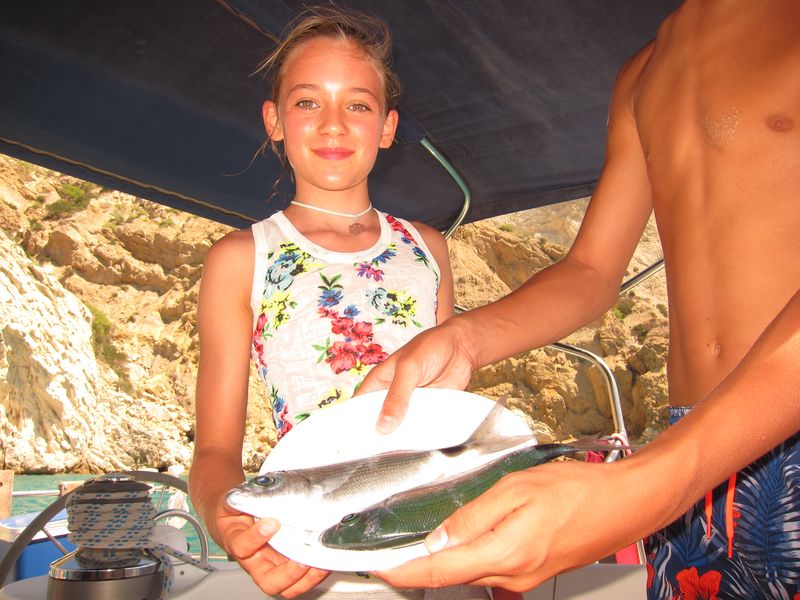 Ici on peut voir Martina et poisson, location de bateau à Ibiza