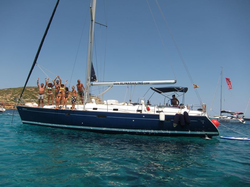 Disfruta de tu paseo en barco La Manga a Cartagena en nuestro fantástico velero de casco azul