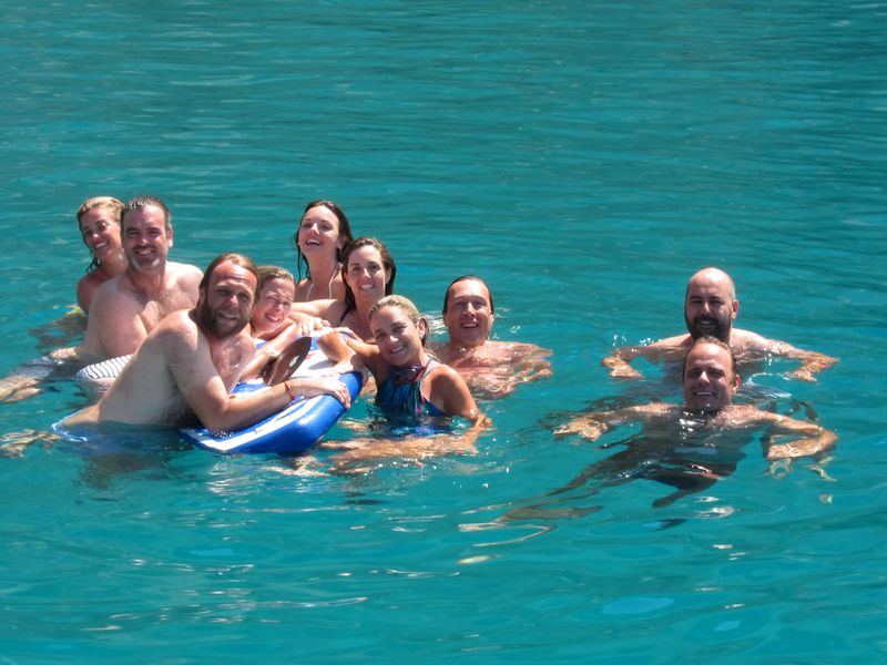 Grupo sevillanos alquiler barcos con patrón en Ibiza