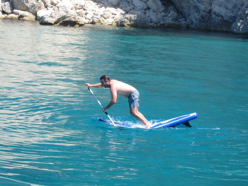 Grupo de Sevillanos alquiler de veleros con patrón en Ibiza. Gonzalo practicando paddle surf