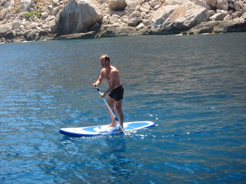 Grupo sevillanos alquiler veleros Ibiza. Nonin demostrando sus destrezas con el paddle surf